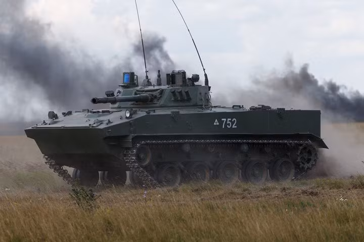 Sự kiện táo bạo này là một phần trong cuộc diễn tập chung của lực lượng không quân vận tải và lực lượng lượng dù ở miền trung nước Nga ngày 13/7.