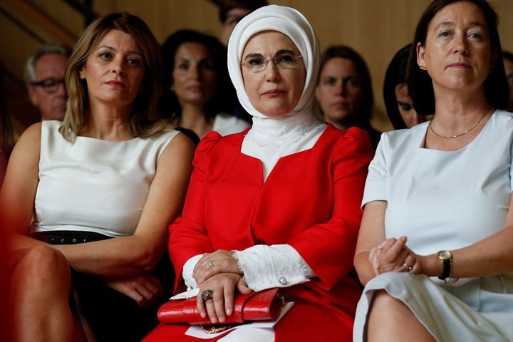 Người phụ nữ ở bìa trái bức ảnh này là Desislava Radeva – phu nhân Tổng thống Bulgaria.