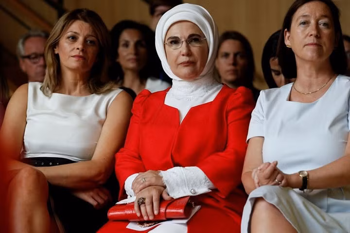 Người phụ nữ ở bìa trái bức ảnh này là Desislava Radeva – phu nhân Tổng thống Bulgaria.