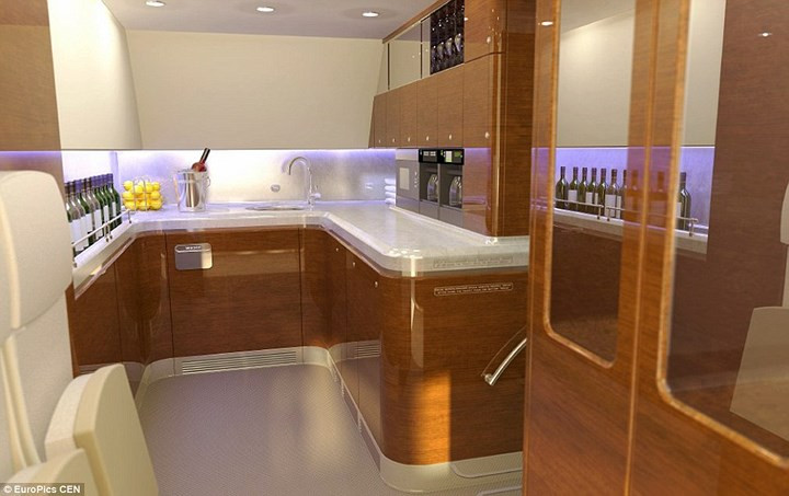 Gian bếp trên chuyên cơ rất rộng rãi và có đầy đủ mọi vật dụng cần thiết. Ảnh: EuroPics CEN.