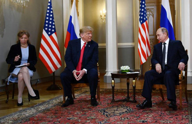 Bà Marina Gross phiên dịch cho ông Trump trong cuộc gặp với ông Putin tại Phần Lan hôm 16/7. Ảnh: AP.