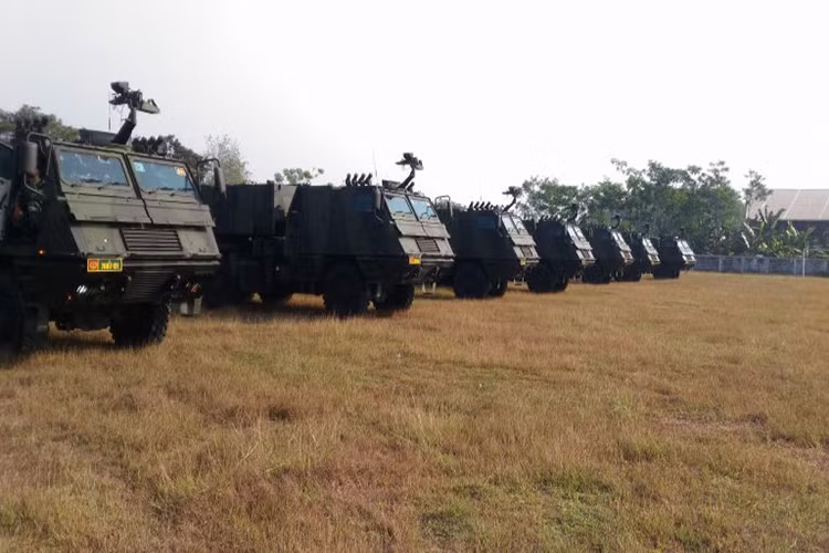 Tuy nhiên, ở trong khu vực Đông Nam Á, Astros II không phải là MLRS có tầm bắn xa nhất mà vị trí này thuộc vị mẫu tổ hợp pháo phản lực phóng loạt hạng nặng DTI-1 của Thái Lan sử dụng đạn rocket 302mm và có tầm bắn lên đến 180km. Dù vậy DTI-1 vẫn có những điểm hạn chế nhất định trong tác chiến pháo binh ngoài lợi thế tầm bắn xa. Nguồn ảnh: Kostrad.
