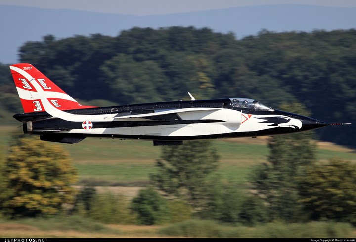 J-22 Orao được trang bị 2 động cơ Orao/Turbomecanica-built Rolls-Royce Viper Mk 633-41 kiểu turbojet. Ảnh: Jetphotos.