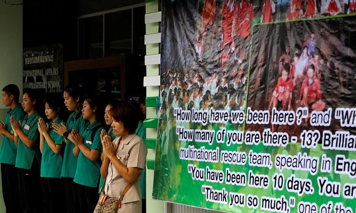 Câu chuyện giải cứu và sự hy sinh của những người cứu hộ đã làm rung động trái tim của người dân Thái Lan. Ảnh: Paris Match.