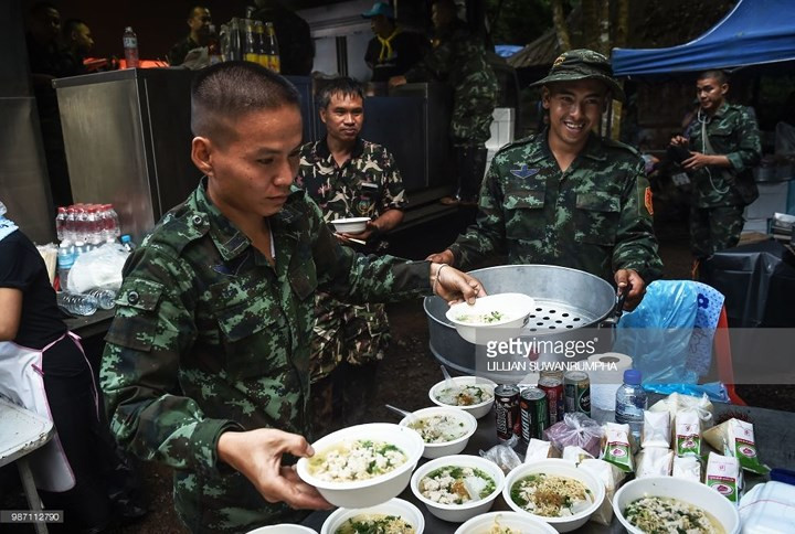 Binh sỹ Thái Lan chuẩn .bị đồ ăn cho các nhân viên cứu hộ và tình nguyện viên. Ảnh: Getty.