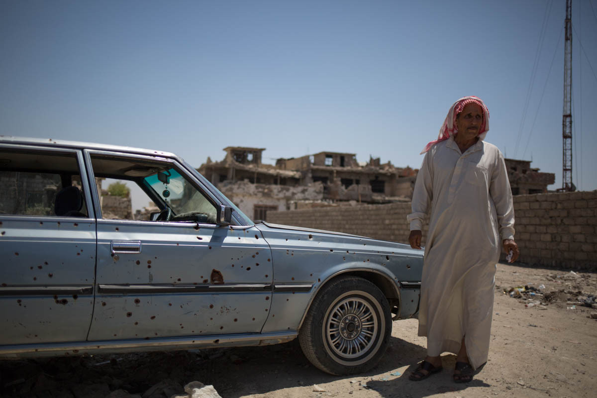 Mức độ tàn phá bởi chiến tranh ở thành phố Mosul được đánh giá là tồi tệ nhất Iraq, khi có khoảng 90% cơ sở hạ tầng của thành phố nà bị phá hủy hoàn toàn hoặc một phần. Trong đó có tới 54.000 ngôi nhà bị phá hủy hoàn toàn. Hình ảnh ông Akram một người dân trở về Mosul sau khi thành phố này được giải phóng đứng bên cạnh chiếc xe của mình bị hư hại trong các cuộc giao tranh. Ảnh: aljazeera.