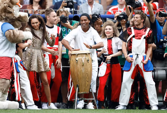 Huyền thoại Ronaldinho cũng trở thành tâm điểm khi xuất hiện trong buổi lễ bế mạc World Cup 2018.