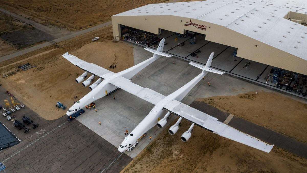 Stratolaunch: là dự án đầy tham vọng của tỷ phú Paul G. Allen, người đồng sáng lập tập đoàn Microsoft. Nó có sải cánh tới 117 m, nặng tới 540 tấn, sử dụng 6 động cơ phản lực và có thể chở theo 230 tấn hàng hóa. Stratolaunch dự kiến cất cánh vào năm 2019, khi đó nó sẽ là phi cơ lớn nhất thế giới từng được chế tạo. Trước đó, một số loại máy bay khổng lồ cũng từng được đưa vào hoạt động.