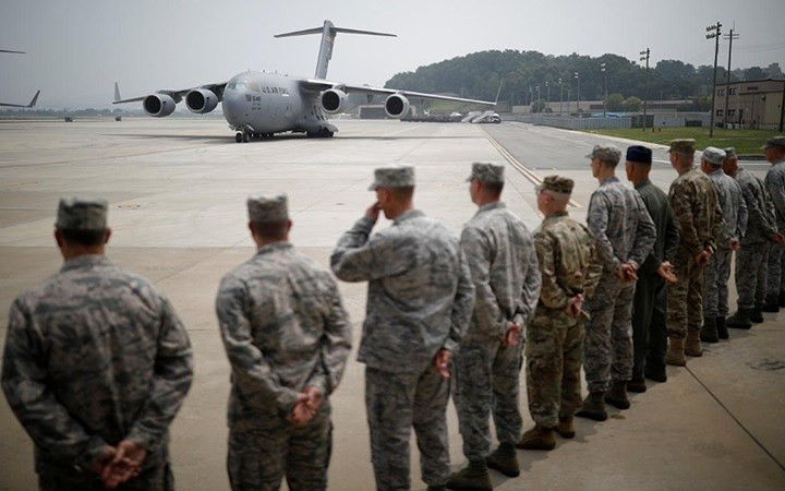 Máy bay chở hài cốt lính Mỹ hạ cánh tại Osan.