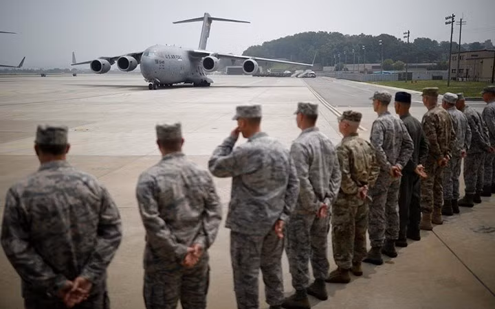 Máy bay chở hài cốt lính Mỹ hạ cánh tại Osan.