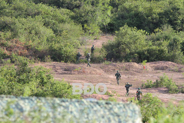Đồng chí Bí thư Tỉnh ủy cũng đề nghị lãnh đạo, chỉ huy các cơ quan, đơn vị trong LLVT tỉnh cần tiếp tục nghiên cứu, quan tâm hơn nữa đến công tác giáo dục chính trị, huấn luyện quân sự, chuyên môn nghiệp vụ nhằm xây dựng đội ngũ cán bộ, chiến sỹ có bản lĩnh vững vàng, thành thạo kỹ thuật, chiến thuật, nâng cao chất lượng tổng hợp, khả năng sẵn sàng chiến đấu và chiến đấu thắng lợi trong mọi tình huống. Qua đó, góp phần cùng với quân và dân cả nước thực hiện thắng lợi hai nhiệm vụ chiến lược xây dựng và bảo vệ Tổ quốc Việt Nam xã hội chủ nghĩa. Lực lượng bộ binh cơ động triển khai đội hình tiến công. Ảnh: Lê Cường.