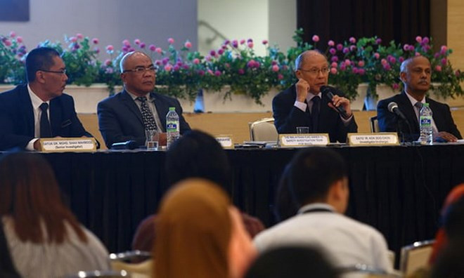 Họp báo công bố báo cáo về máy bay bị mất tích MH370. Ảnh: The Guardian.