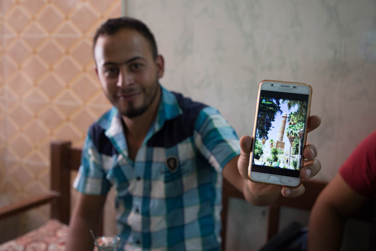 Theo ước tính Iraq cần khoảng 900 triệu USD để phục hồi cơ sở hạ tầng cơ bản ở Mosul và để tái thiết thành phố này thì cần gấp chục lần con số trên. Bởi giờ đây ở Mosul mọi thứ không có gì khác ngoài đống đổ nát. Một cư dân của Mosul cho thấy một hình ảnh cũ của nhà thờ Hồi giáo al-Nuri trước khi nó bị phá hủy trong giao tranh giữa Quân đội Iraq và các tay súng IS. Ảnh: aljazeera.