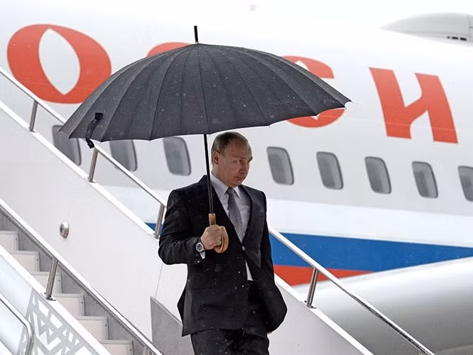 Ông Putin khá nguyên tắc trong việc lựa chọn thợ may. Ông thường mặc những bộ vest được đặt trước và dùng cà vạt của hãng Valentino.