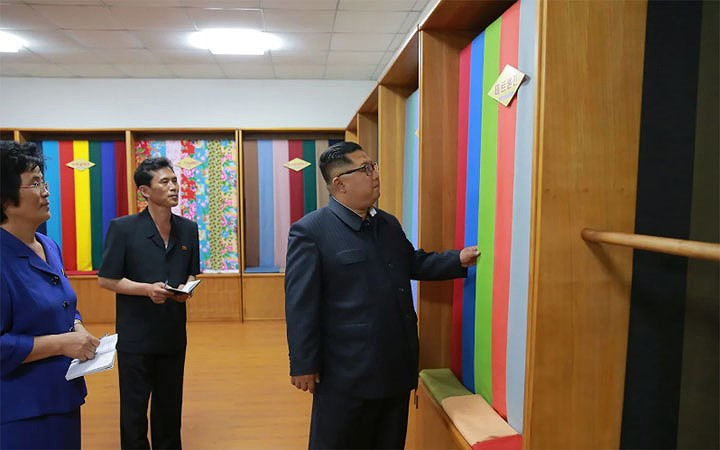 Nhà lãnh đạo Kim Jong-un thăm nhà máy dệt Sinuiju.