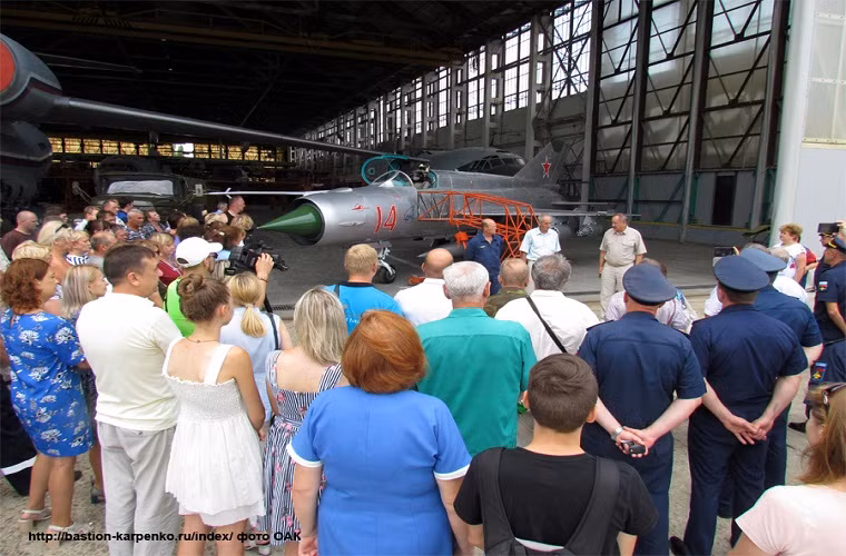 Buổi lễ bàn giao chiếc tiêm kích MiG-21bis cho Bảo tàng hàng không OJSC "325 ARZ" được nhà máy Taganrog 325 tổ chức trong hôm 25/7 vừa qua và đây là lần đầu tiên MiG-21bis “14” xuất hiện trở lại sau nhiều thập kỷ bị lãng quên. Nguồn ảnh: mir.ru.