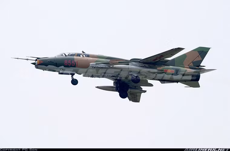 Hình ảnh chiếc Su-22U mang số hiệu 8551 của Trung đoàn Không quân 921, Sư đoàn 371, Quân chủng Phòng không - Không quân thực hiện bay huấn luyện. Nguồn ảnh: Airliners.net