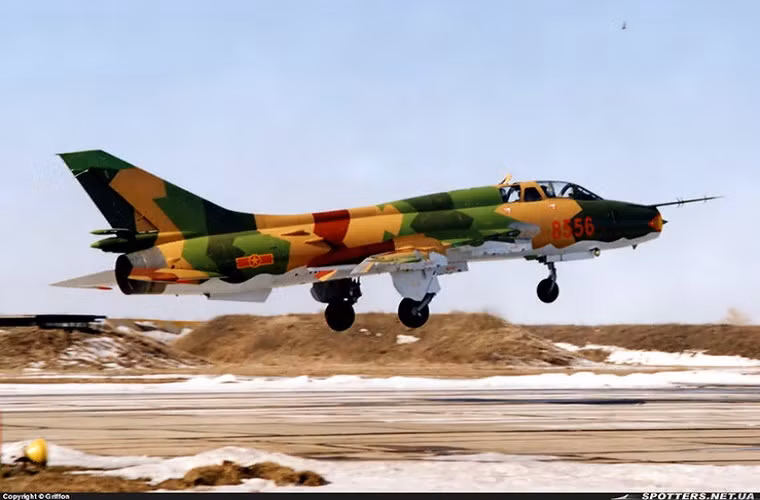 Được biết, Trung đoàn Không quân 921, Sư đoàn 371, Quân chủng Phòng không - Không quân đơn vị có chiếc Su-22U vừa rơi là một trong những đơn vị không quân tinh nhuệ bậc nhất của Không quân Việt Nam. Trung đoàn 921 - Đoàn Sao Đỏ là Trung đoàn không quân tiêm kích đầu tiên của quân đội ta, chính thức được công bố quyết định thành lập ngày 3/2/1964. Nguồn ảnh: Airliners.net