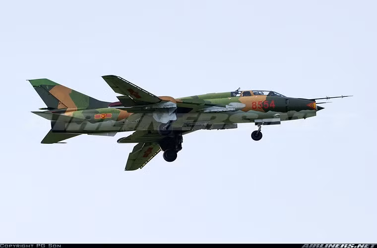 Mặc dù đã qua nhiều năm sử dụng nhưng hiện nay các máy bay Su-22 vẫn là một trong những dòng máy bay chiến đấu cơ chủ lực của Không quân Việt Nam, bên cạnh các dòng tiêm kích hiện đại hơn như Su-27SK và Su-30MK2. Nguồn ảnh: Airliners.net