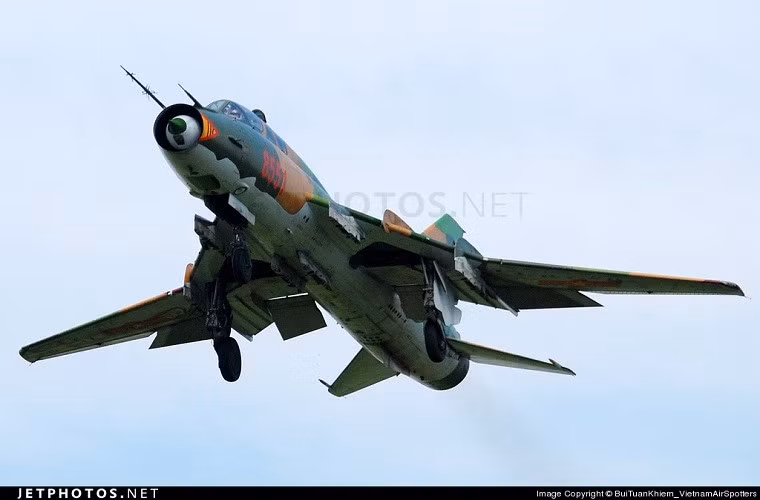 Hình ảnh chiếc Su-22U mang số hiệu 8551 của Trung đoàn Không quân 921, Sư đoàn 371, Quân chủng Phòng không - Không quân thực hiện bay huấn luyện. Nguồn ảnh: Airliners.net