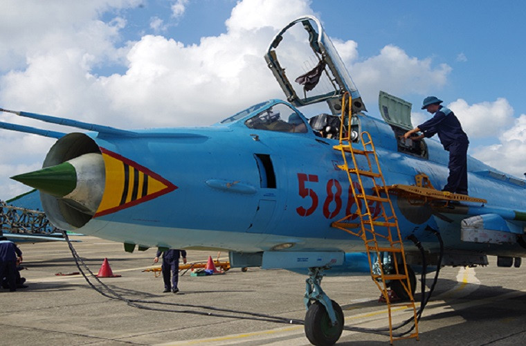 Đặc biệt, Su-22M4 có khả năng mang tên lửa không đối đất hạng nặng Kh-29 lắp đầu nổ nặng tới 320kg, tầm bắn 30km. Dù là thiết kế cho vai trò đối đất, tuy nhiên theo nhà thiết kế khi cần Kh-29 có thể đối hải với khả năng đánh chìm tàu cỡ 10.000 tấn. Nguồn ảnh: Hesjav.