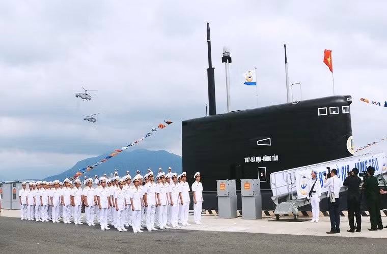 Từ những điểm nói trên có thể thấy rõ được sự quyết tâm và quan tâm của Quân chủng Hải quân cũng như Quân đội ta trong việc xây dựng một lực lượng hải quân từng bước tiến lên hiện đại và tinh nhuệ mà trong đó lực lượng tàu ngầm đóng vai trò nòng cốt. Và chính lực lượng này sẽ góp phần không nhỏ trong việc bảo vệ vững chắc chủ quyền biển đảo, thềm lục địa thiêng liêng của Tổ quốc, xứng đáng với sự tin cậy của Đảng, Nhà nước và nhân dân. Nguồn ảnh: Zing.