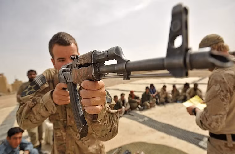 Chuyên gia Robert Beckhusen cho rằng AK-47 đã trở thành một vũ khí tối thượng không chỉ giữa những kẻ xấu trong phim bom tấn Hollywood hay các trò chơi video có ngân sách lớn, mà còn đối với binh lính Mỹ.