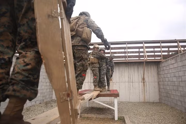 Ngoài ra, lính thủy quân lục chiến Mỹ còn được huấn luyện cùng nhau vượt chướng ngại vật...