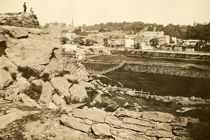 Năm 1878, khu vực Morningside Park của New York vẫn chủ yếu là các trang trại, chỗ ở tạm và các ngôi làng Manhattanville, Harsenville, và Carmansville.