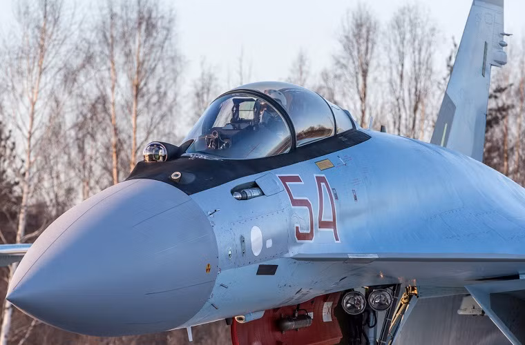 Theo nhiều chuyên gia phân tích quân sự Su-35 là dòng chiến đấu cơ thế hệ thứ 4 có các tính năng kỹ chiến thuật gần như đạt ngưỡng của chiến đấu cơ thế hệ thứ 5 (ngoại trừ khả năng tàng hình). Bán kính chiến đấu của Su-35 cũng thực sự đáng nể lên đến 1.700km mà không cần tiếp nhiên liệu trên không. Nguồn ảnh: Life.ru.