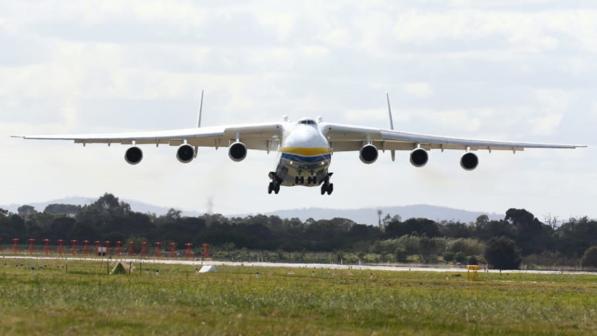  Antonov An-225 Mriya: giữ kỷ lục máy bay nặng nhất đang hoạt động. Nó dài 84 m, sải cánh 88,4 m, trọng lượng rỗng tới 285 tấn, trọng lượng cất cánh tối đa tới 640 tấn. Tháng 8/2009, An-225 lập kỷ lục vận chuyển đơn hàng nặng nhất bằng đường không là một máy phát điện nặng tới 189 tấn.