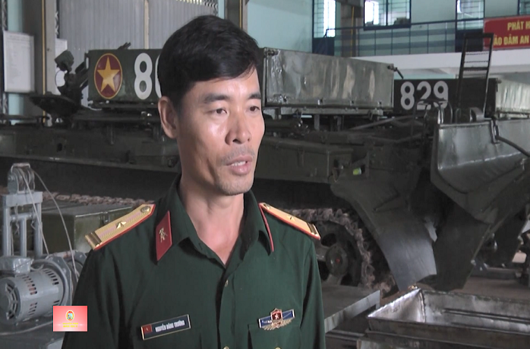 So với T-54, chiếc xe bọc thép cứu kéo này đã bỏ đi tháp pháo 100mm và thay vào đó là hệ thống ròng rọc, cần cẩu, tời kéo, kích thủy lực, lưỡi chặn... Trọng lượng chiến đấu của BTS-4 vào khoảng hơn 3 tấn và không được trang bị vũ khí phòng vệ. Nguồn ảnh: Truyền hình khu 5.