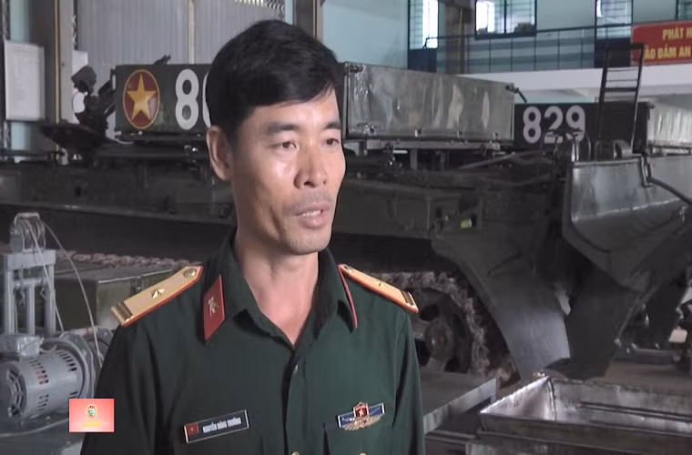 So với T-54, chiếc xe bọc thép cứu kéo này đã bỏ đi tháp pháo 100mm và thay vào đó là hệ thống ròng rọc, cần cẩu, tời kéo, kích thủy lực, lưỡi chặn... Trọng lượng chiến đấu của BTS-4 vào khoảng hơn 3 tấn và không được trang bị vũ khí phòng vệ. Nguồn ảnh: Truyền hình khu 5.