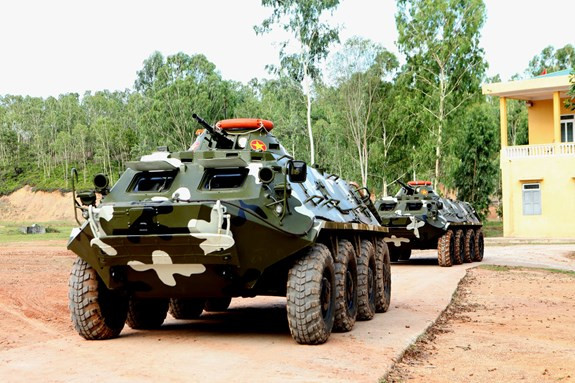 Cán bộ, chiến sĩ Trung đội 1, Đại đội 1, Tiểu đoàn 473, Lữ đoàn 147 hợp huyện tình huống lên xe và cơ động cùng xe thiết giáp lội nước.