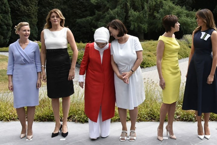 Các sắc màu phu nhân lãnh đạo NATO. Bìa trái là bà Mojca Stropnik, phu nhân Thủ tướng Slovenia.