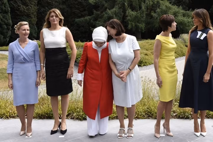 Các sắc màu phu nhân lãnh đạo NATO. Bìa trái là bà Mojca Stropnik, phu nhân Thủ tướng Slovenia.