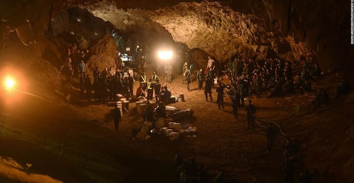 Lực lượng cứu hộ tập kết ở cửa hang, sẵn sàng nhận nhiệm vụ. Ảnh: News24feed.