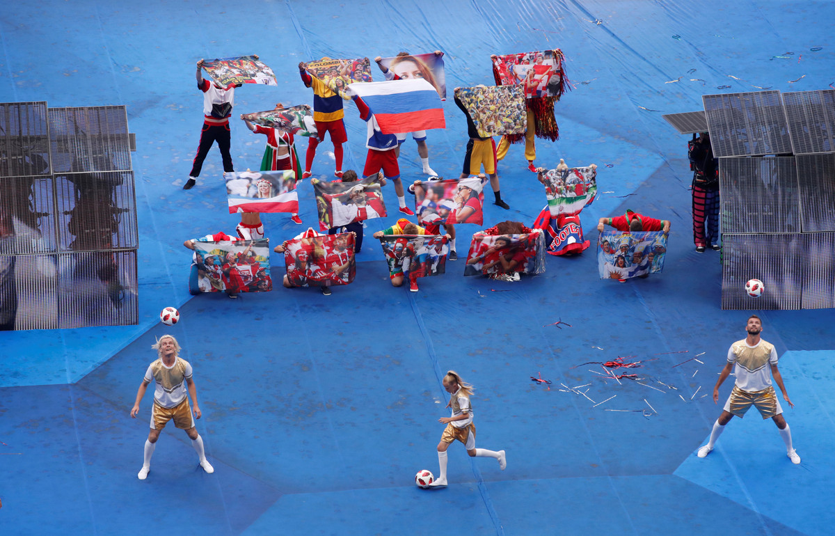Những lá cờ in hình ảnh đẹp mắt của các CĐV tại World Cup 2018 xuất hiện trong tiết mục tâng bóng nghệ thuật.