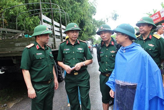 Các lực lượng cứu hộ của quân khu đã tìm thấy 3 thi thể nạn nhân bị mất tích; giúp di dời hơn 1.000 nhà dân trong vùng nguy hiểm đến nơi an toàn. Hiện 100% các lực lượng vẫn đang túc trực 24/24 tại tất cả các địa điểm xảy ra mưa lũ, tiếp tục giúp đỡ các gia đình củng cố, sửa chữa nhà cửa bị hư hại do thiên tai. Ảnh: Thiếu tướng Nguyễn Hồng Thái, Phó tư lệnh, Tham mưu trưởng Quân khu 2 trao đổi phướng án cứu hộ, cứu nạn với lãnh đạo địa phương tại tại huyện Thanh Sơn..