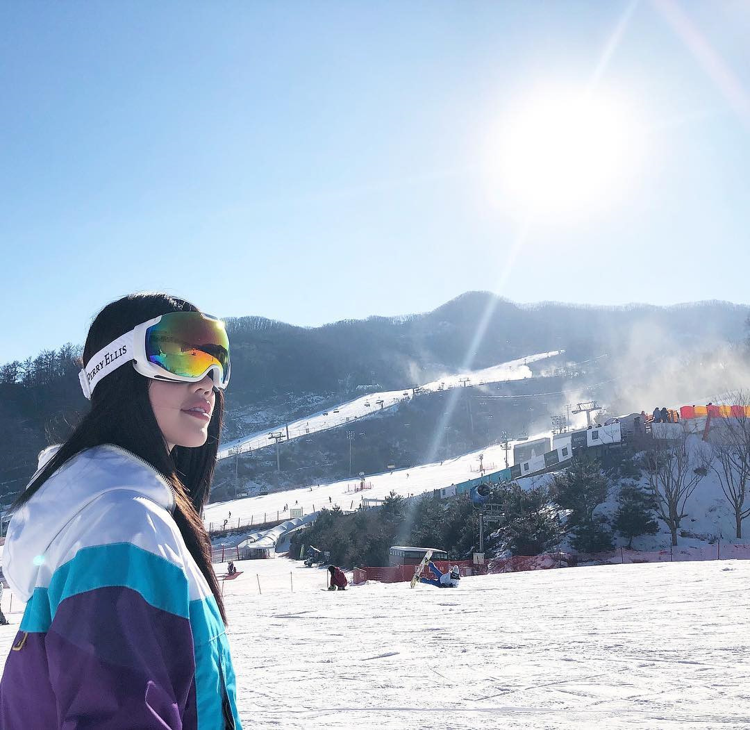 Cuối năm 2017, Jolie Nguyễn ghé thăm Hàn Quốc. Bên cạnh mùa thu lá vàng lãng mạn, Hàn Quốc vào mùa đông còn rất tấp nập với những khu trượt tuyết nổi tiếng. Gangwon-do được mệnh danh là kinh đô thể thao mùa đông của xứ sở kim chi. Chia sẻ trên Instagram, Jolie cho biết đây là lần đầu tiên cô đi trượt tuyết ngoài trời nên cảm thấy rất hứng thú.