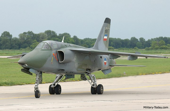 Máy bay được thiết kế theo 2 phiên bản: phiên bản tấn công 1 chỗ ngồi, hoặc phiên bản 2 chỗ ngồi dùng để huấn luyện bay tiên tiến, nhưng có khả năng chiến đấu. Ảnh: Military-Today.