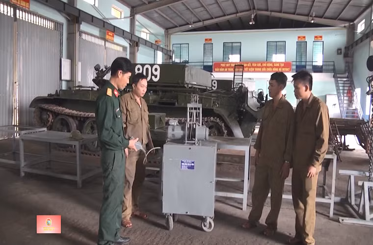 Bên cạnh SU-100, Lữ đoàn Tăng thiết giáp 547 còn được trang bị mẫu xe bọc thép cứu kéo BTS-4 một trong những phương tiện không thể thiếu đối với lực lượng xe tăng hiện đại. Bản thân BTS-4 cũng được phát triển cho những chiếc xe tăng T-54/55. Trong ảnh là một chiếc BTS-4 của Lữ đoàn TTG 547. Nguồn ảnh: Truyền hình khu 5.