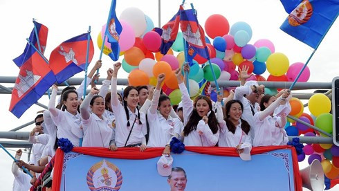 Nhiều người dân Campuchia xuông đường ủng hộ Thủ tướng Hunsen và đảng CPP cầm quyền.