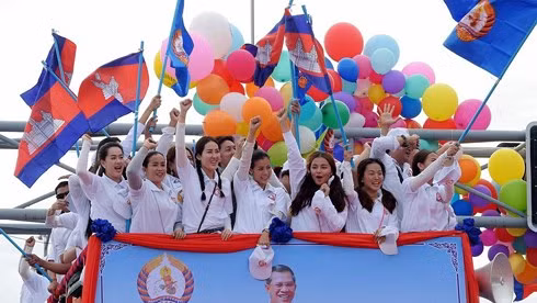 Nhiều người dân Campuchia xuông đường ủng hộ Thủ tướng Hunsen và đảng CPP cầm quyền.