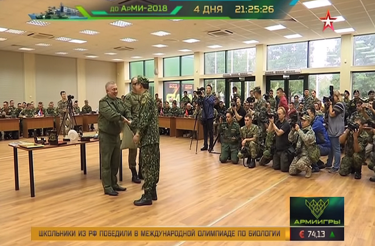 Theo đó trong hôm 23/7 tại trung tâm báo chí Hội thao quân sự quốc tế (International Army Games 2018) tại thao trường Alabino, Bộ Quốc phòng Nga đã tổ chức bốc thăm vòng loại Cuộc thi xe tăng quốc tế Tank Biathlon 2018 với đại diện của 21 đội tuyển cho 23 quốc gia tham gia giải đấu năm nay. Trong ảnh là đại diện của đội tuyển Việt Nam lên bốc thăm vòng bảng của Tank Biathlon. Nguồn ảnh: Zvezda.