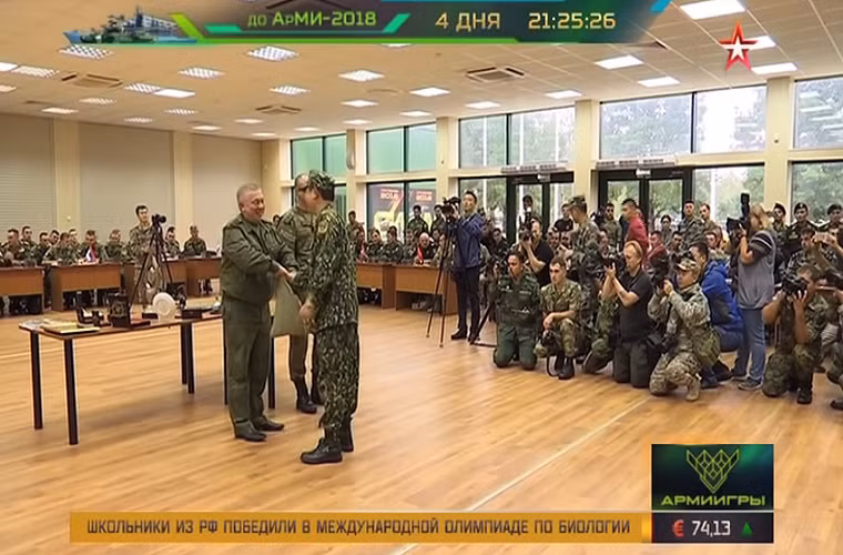 Theo đó trong hôm 23/7 tại trung tâm báo chí Hội thao quân sự quốc tế (International Army Games 2018) tại thao trường Alabino, Bộ Quốc phòng Nga đã tổ chức bốc thăm vòng loại Cuộc thi xe tăng quốc tế Tank Biathlon 2018 với đại diện của 21 đội tuyển cho 23 quốc gia tham gia giải đấu năm nay. Trong ảnh là đại diện của đội tuyển Việt Nam lên bốc thăm vòng bảng của Tank Biathlon. Nguồn ảnh: Zvezda.