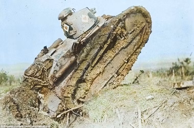 Một chiếc FT-17 của Quân đội Pháp cố vượt qua một chiến hào của Đức gần Saint Michel, Pháp, năm 1918. Nguồn ảnh” Daily Mail.