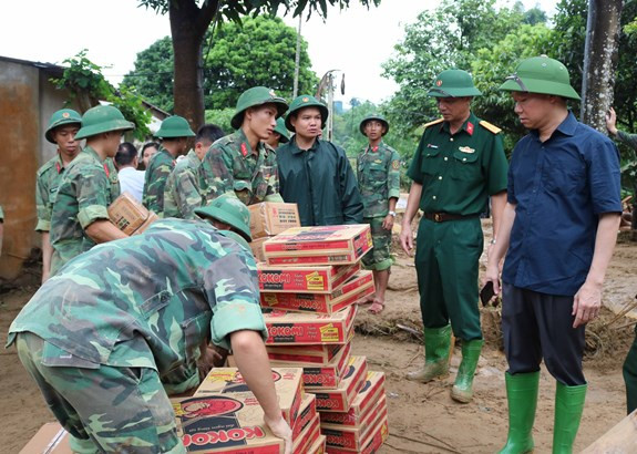 Tính đến 10 giờ sáng nay 21-7, mưa lũ ở các tỉnh trên địa bàn Quân khu 2 gồm Sơn La, Lào Cai, Yên Bái, Tuyên Quang, Phú Thọ đã bị thiệt hại nặng nề, làm 28 người chết và mất tích, 10 người bị thương, gây thiệt hại nặng nề nhiều tài sản của Nhà nước và dân dân. Ảnh: Hằng trăm thùng mì tôm, nước uống và nhiều loại nhu yếu phẩm khác đã được tập kết tại các địa điểm xảy ra lũ quét, sẵn sàng tiếp tế cho nhân dân.