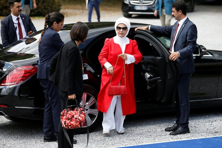 Đệ nhất phu nhân Thổ Nhĩ Kỳ Emine Erdogan (áo đỏ) tới nơi tổ chức chương trình này.