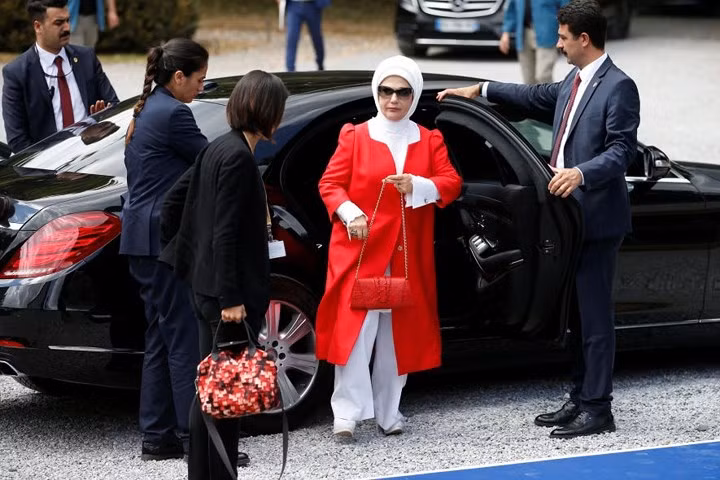 Đệ nhất phu nhân Thổ Nhĩ Kỳ Emine Erdogan (áo đỏ) tới nơi tổ chức chương trình này.